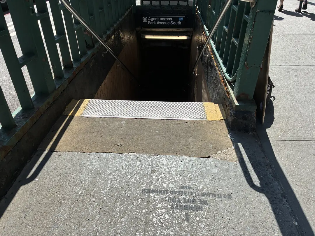 Chalk stencil at the top of the Park Ave S subway stairs by Baruch College pointing toward PIADI.